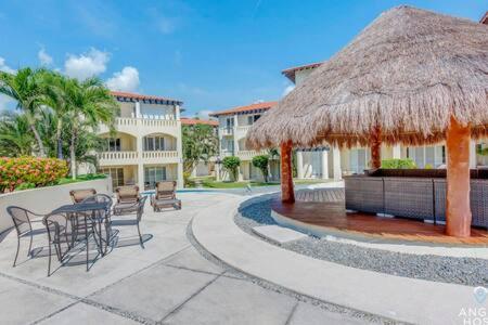 Pool, Gazebo, Parking, 2 Blocks to Beach & 5th Ave - Apartment - 24