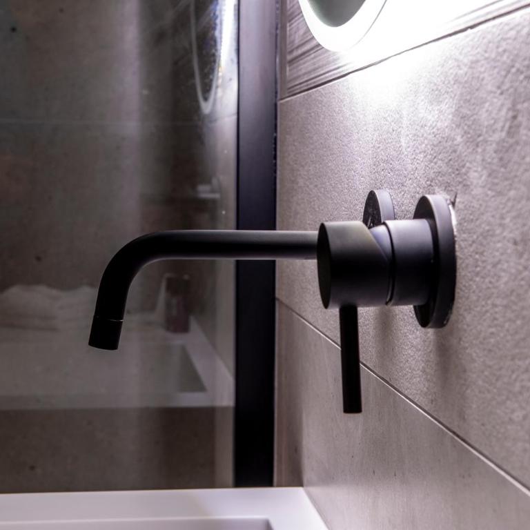 Alipa Suite with Jacuzzi - Suite with Hot Tub - 8