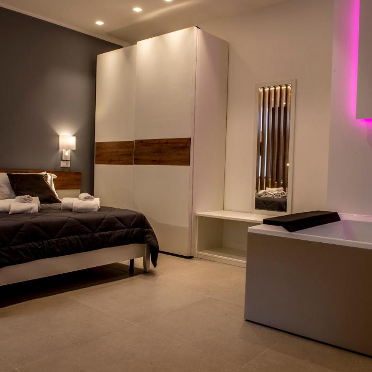 Alipa Suite with Jacuzzi - Suite with Hot Tub - 13