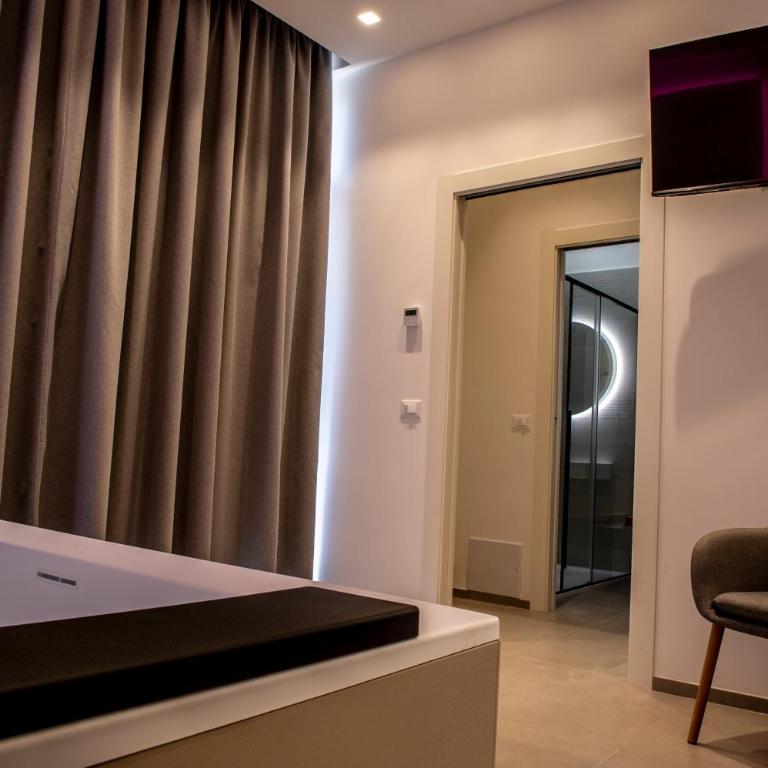 Alipa Suite with Jacuzzi - Suite with Hot Tub - 15