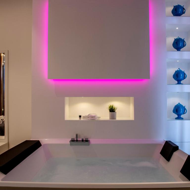 Alipa Suite with Jacuzzi - Suite with Hot Tub - 1