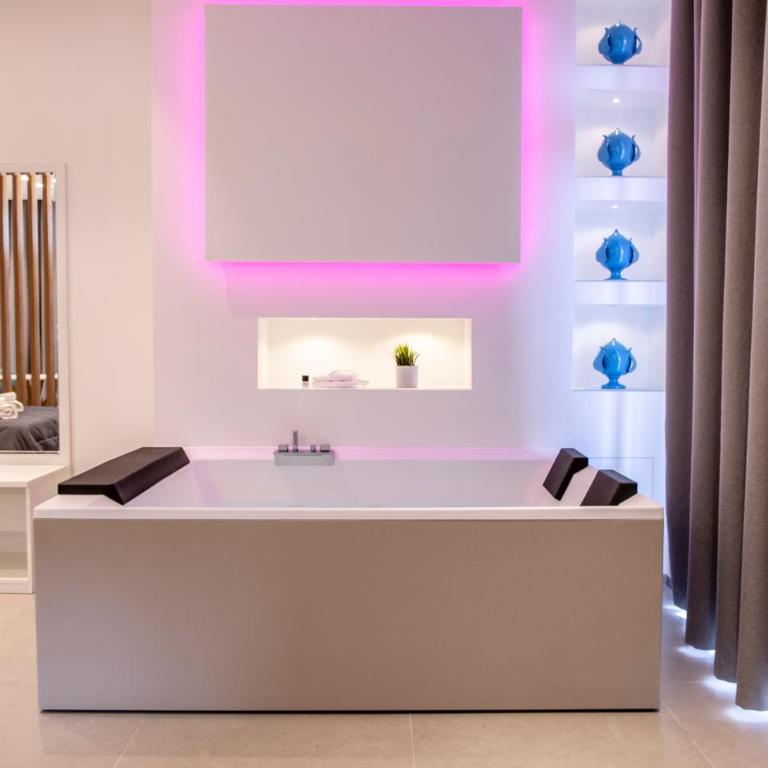 Alipa Suite with Jacuzzi - Suite with Hot Tub - 20