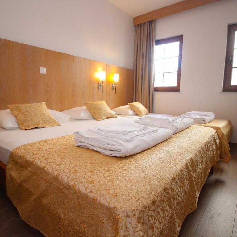 "VILLA DENY" Boutique HOTEL - included "FREE PARKING" - Standard Triple Room - 15