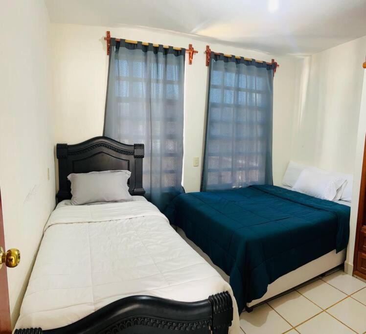 Bonita casa en el centro con cochera. - Three-Bedroom Apartment - 11