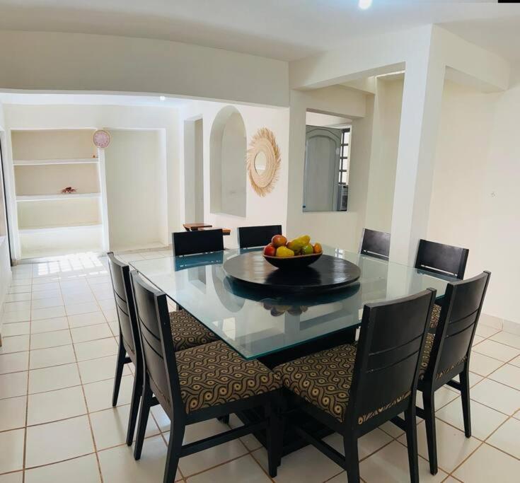 Bonita casa en el centro con cochera. - Three-Bedroom Apartment - 15