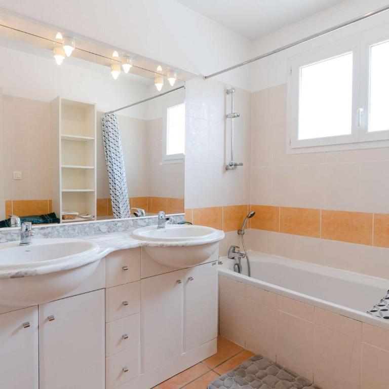 Villa 4 pièces pour 6 personnes avec terrasse, jardin, garage et WIFI à Narbonne-Plage - Villa 3 Chambres - 12