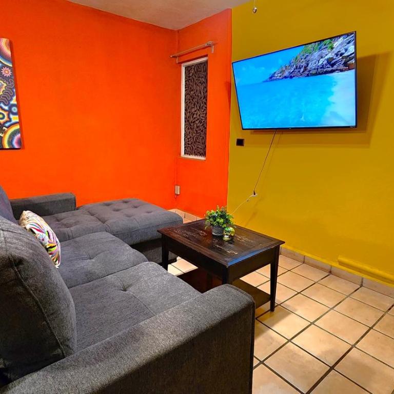 Casa Revolucion: 2BR/2Ba Casita close to downtown with private parking - Apartamento de 2 dormitorios - 45