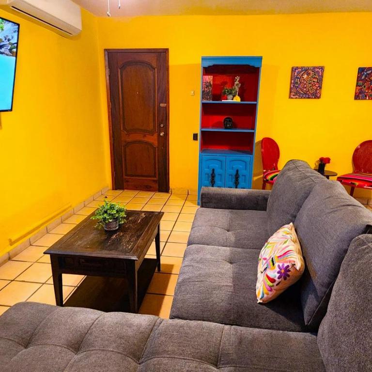 Casa Revolucion: 2BR/2Ba Casita close to downtown with private parking - Apartamento de 2 dormitorios - 44