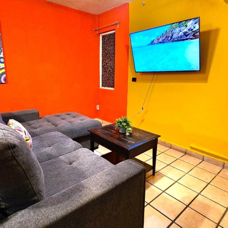 Casa Revolucion: 2BR/2Ba Casita close to downtown with private parking - Apartamento de 2 dormitorios - 42
