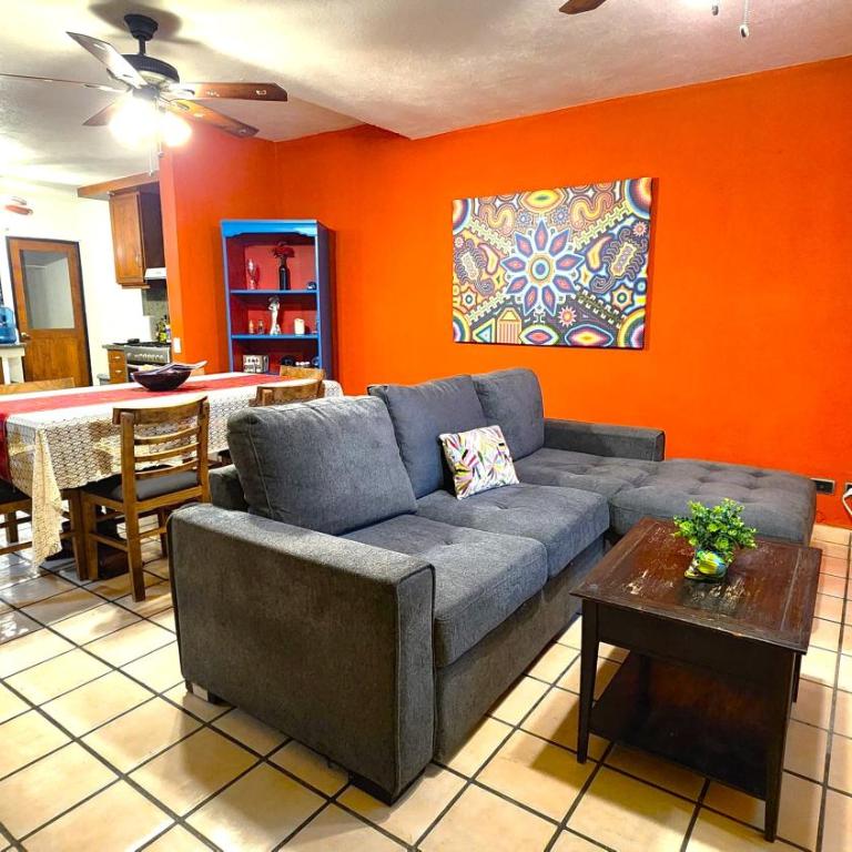 Casa Revolucion: 2BR/2Ba Casita close to downtown with private parking - Apartamento de 2 dormitorios - 52