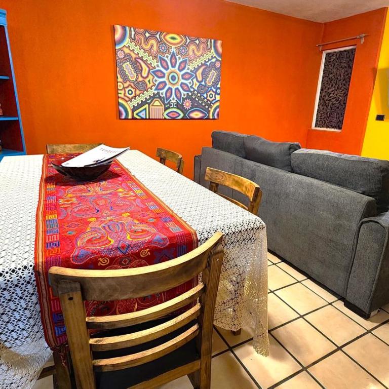 Casa Revolucion: 2BR/2Ba Casita close to downtown with private parking - Apartamento de 2 dormitorios - 53