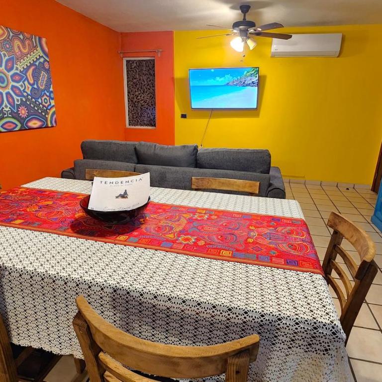 Casa Revolucion: 2BR/2Ba Casita close to downtown with private parking - Apartamento de 2 dormitorios - 54
