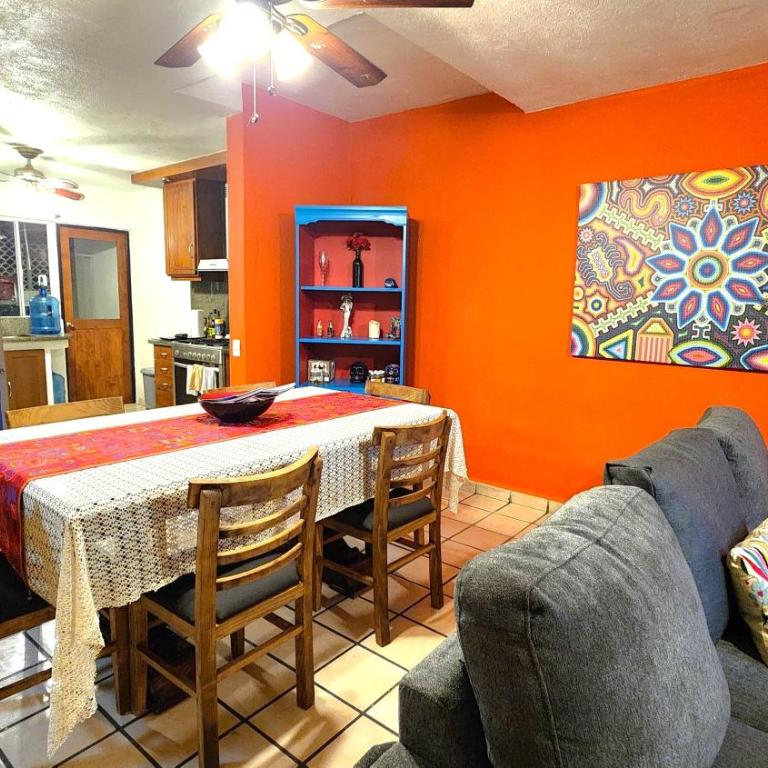 Casa Revolucion: 2BR/2Ba Casita close to downtown with private parking - Apartamento de 2 dormitorios - 55