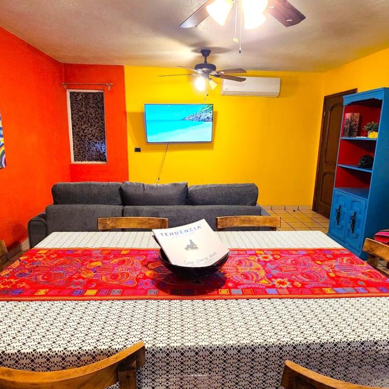Casa Revolucion: 2BR/2Ba Casita close to downtown with private parking - Apartamento de 2 dormitorios - 57