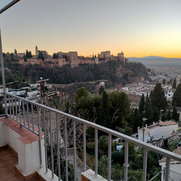 Apartamentos miradores de Granada vistas Alhambra y Albaicín Histórico - Apartment with Mountain View - 13