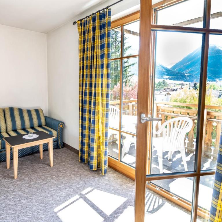 Hotel Vermoi - Superior Double Room with King-Size Bed and Balcony - 5
