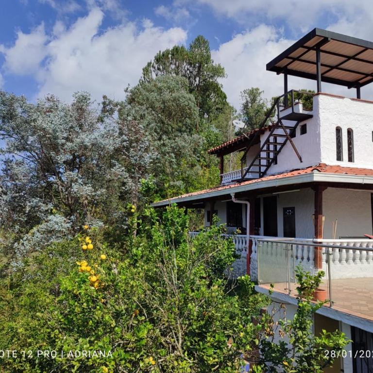Finca con vista al embalse y jacuzzi - Three-Bedroom House - 11