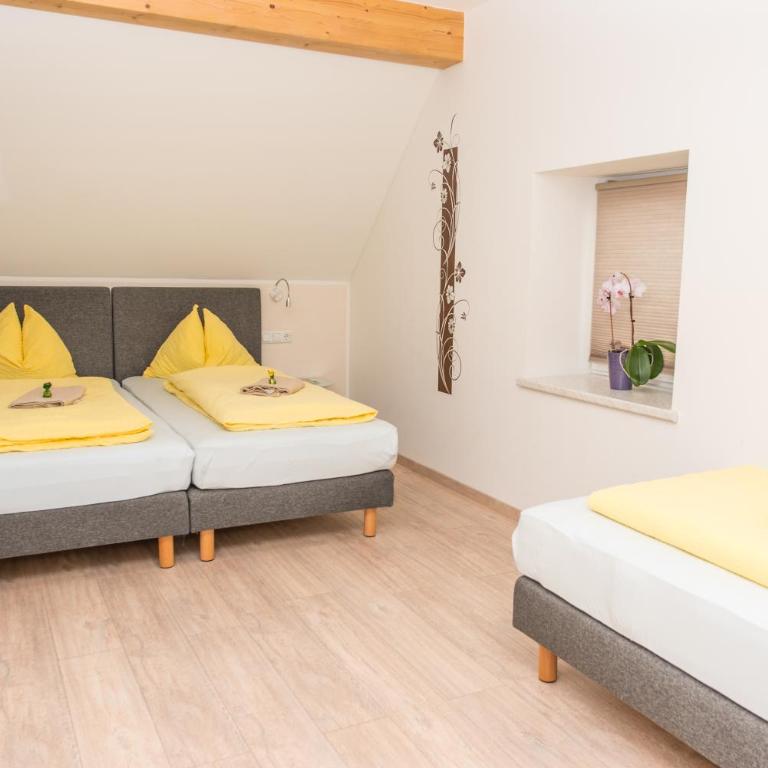 Ferienwohnungen und Zimmer Yassi - Chambre Triple - Accessible aux Personnes à Mobilité Réduite - 4