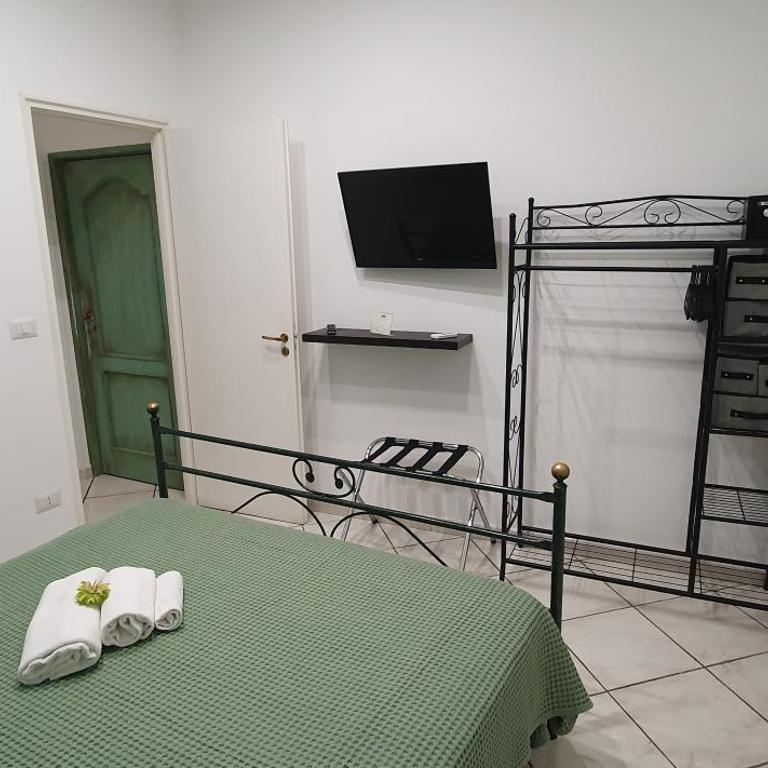 Tony & Doris Home - One-Bedroom Apartment with Balcony and Sea View - 3