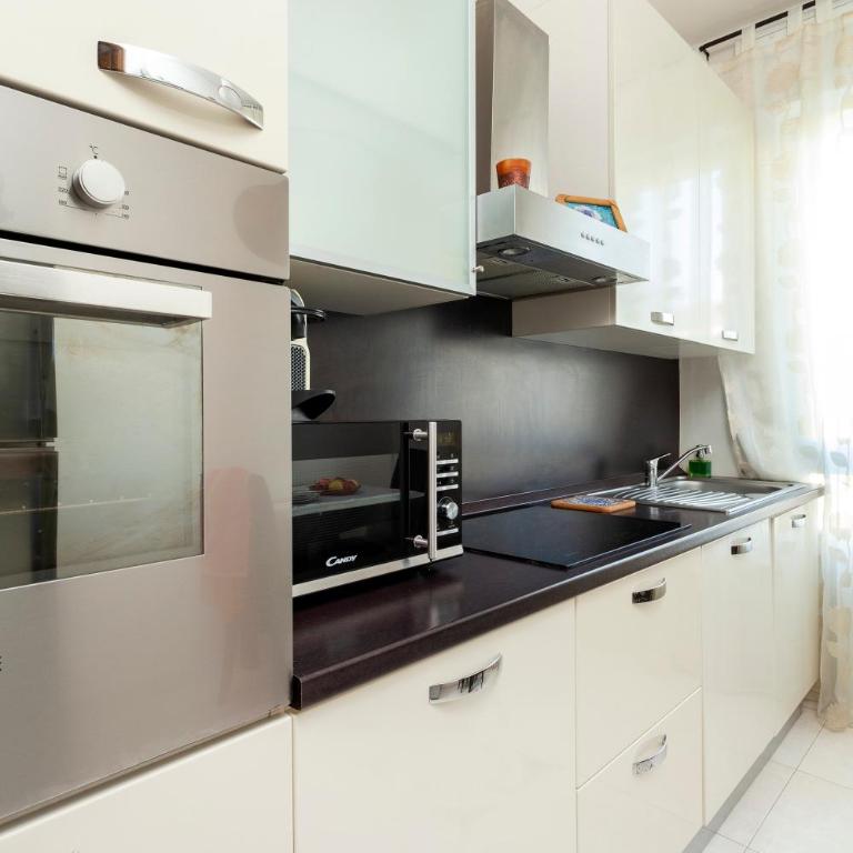TWO SPACIOUS BEDROOMS 1 MINUTE TO METRO STOP - Appartamento con 2 Camere da Letto - 2