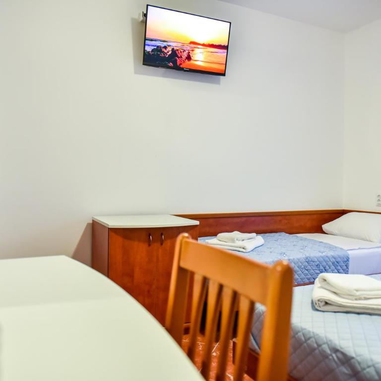 Apartmani Danica Sutomore - Trokrevetna Soba sa Sopstvenim Kupatilom - 3