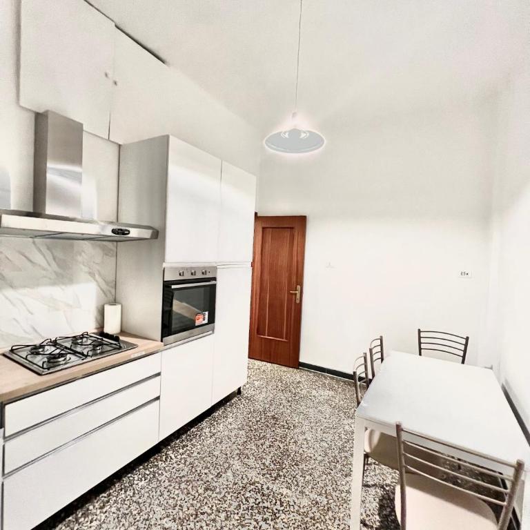 A due passi da Brignole - Three-Bedroom Apartment - 3