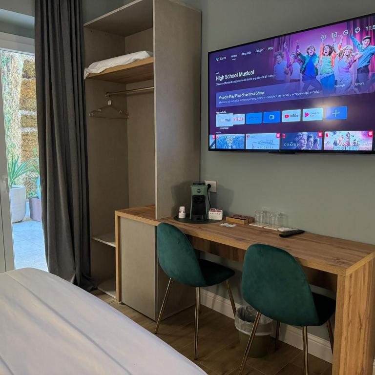 Krysos Luxury Rooms - Deluxe Double Room with Balcony - 2