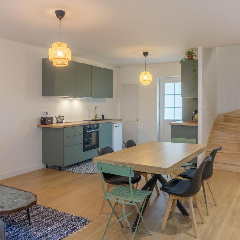 Maison calme et familiale avec cour, 3 chambres, 3 salles de bains à 10 min à pied de la gare - Maison 3 Chambres - 22