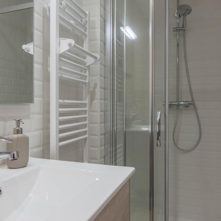 Maison calme et familiale avec cour, 3 chambres, 3 salles de bains à 10 min à pied de la gare - Maison 3 Chambres - 16