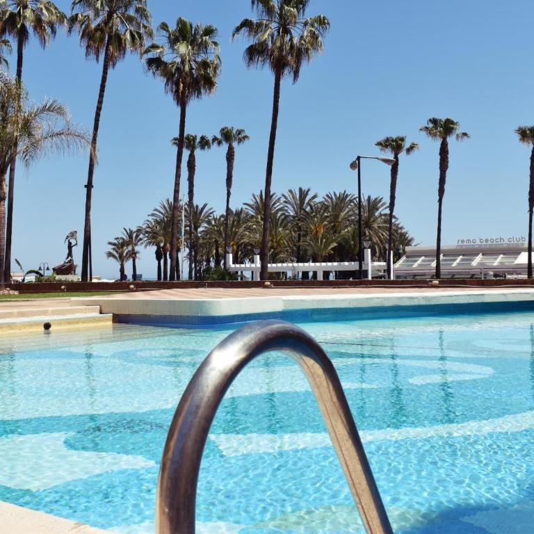 Luminoso apartamento de 3 dormitorios a pie de playa en Torremolinos - Three-Bedroom Apartment - 1