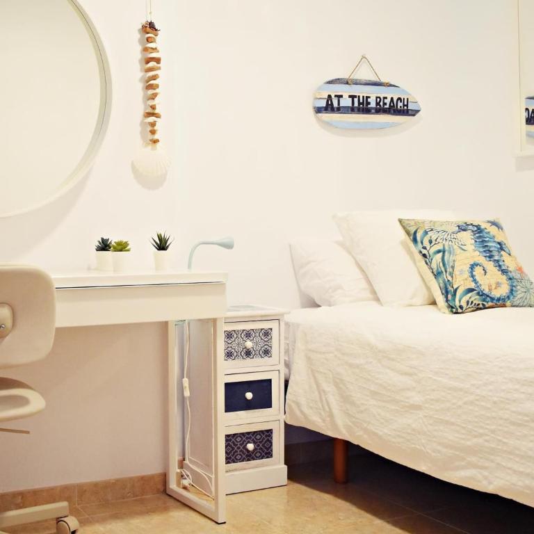 Luminoso apartamento de 3 dormitorios a pie de playa en Torremolinos - Three-Bedroom Apartment - 4