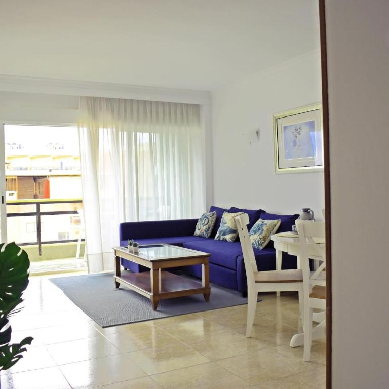 Luminoso apartamento de 3 dormitorios a pie de playa en Torremolinos - Three-Bedroom Apartment - 8