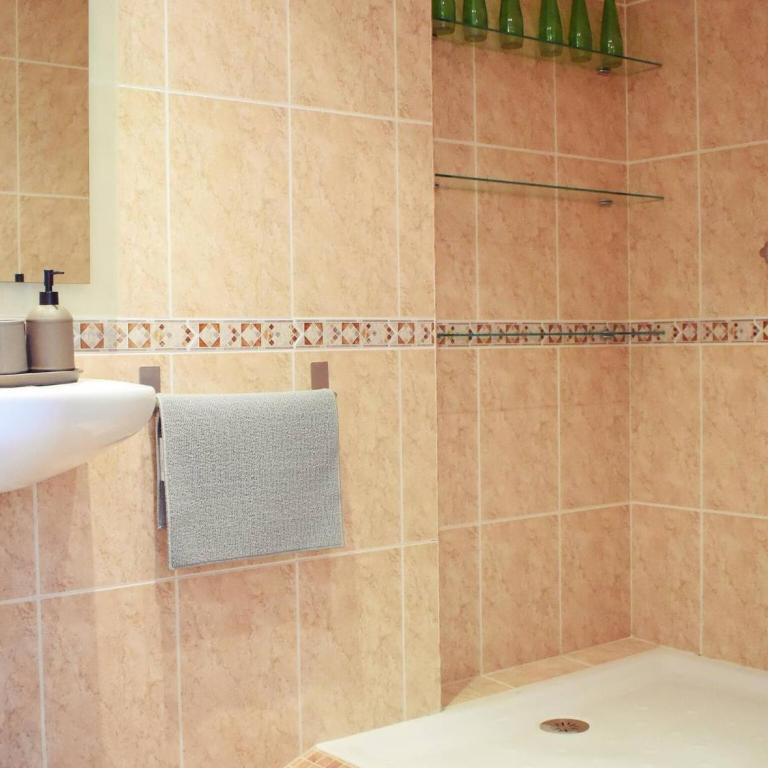 Luminoso apartamento de 3 dormitorios a pie de playa en Torremolinos - Three-Bedroom Apartment - 11