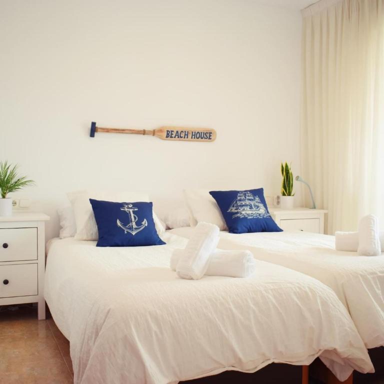 Luminoso apartamento de 3 dormitorios a pie de playa en Torremolinos - Three-Bedroom Apartment - 13