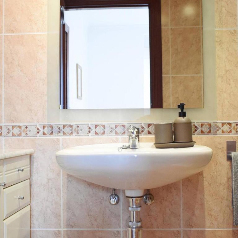Luminoso apartamento de 3 dormitorios a pie de playa en Torremolinos - Three-Bedroom Apartment - 17