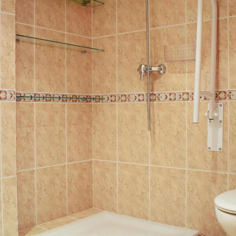 Luminoso apartamento de 3 dormitorios a pie de playa en Torremolinos - Three-Bedroom Apartment - 18