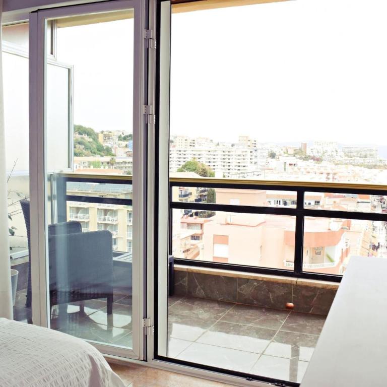 Luminoso apartamento de 3 dormitorios a pie de playa en Torremolinos - Three-Bedroom Apartment - 25