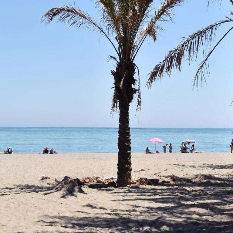 Luminoso apartamento de 3 dormitorios a pie de playa en Torremolinos - Three-Bedroom Apartment - 40