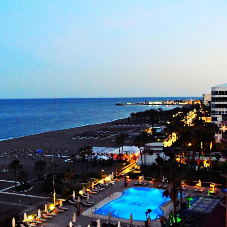 Luminoso apartamento de 3 dormitorios a pie de playa en Torremolinos - Three-Bedroom Apartment - 38