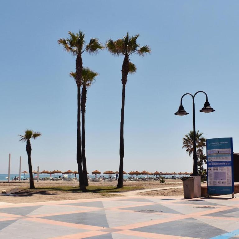 Luminoso apartamento de 3 dormitorios a pie de playa en Torremolinos - Three-Bedroom Apartment - 41