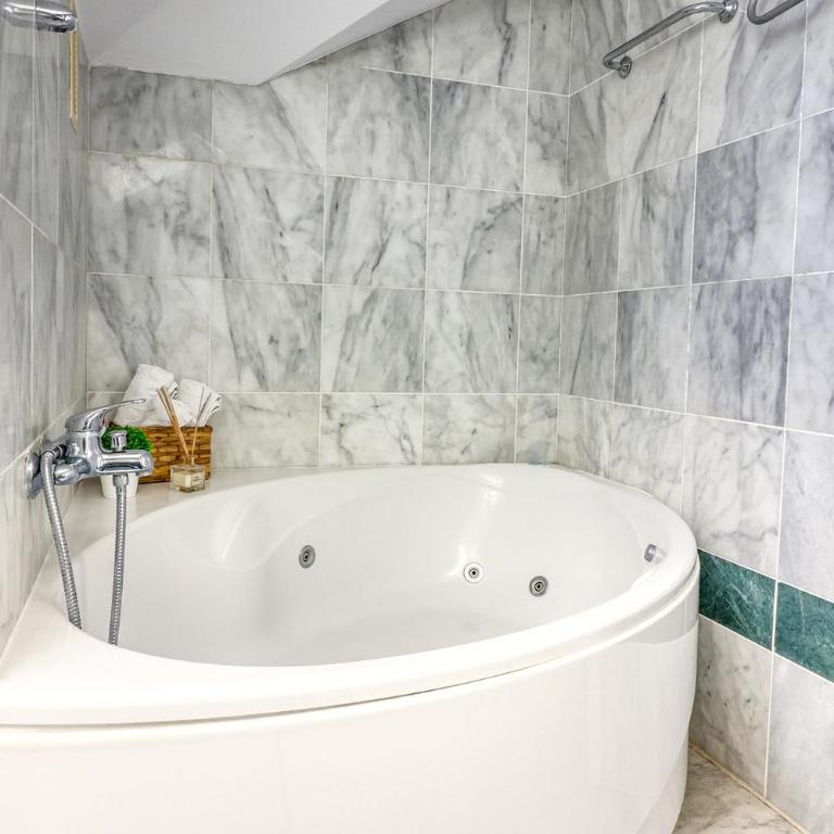 Two-Floor Penthouse w/ Spa Tub & Outdoor Terrace - Apartamento de 3 dormitorios - 5