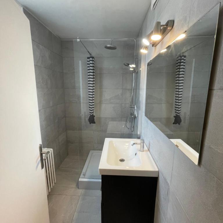 #6 : 2 pièces dernier étage très calme 40m2 - One-Bedroom Apartment - 12