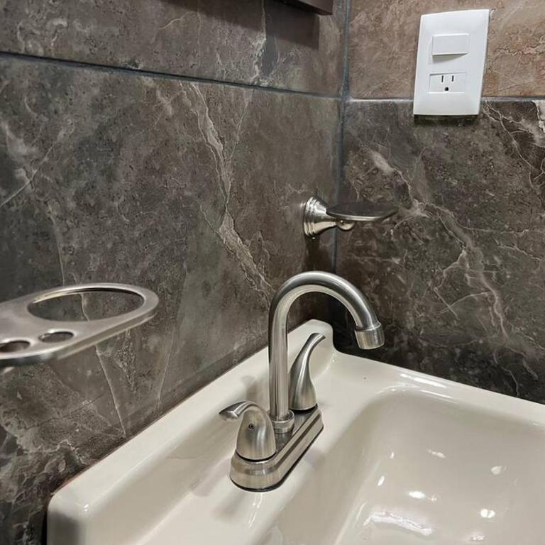 Alojamiento Suite con Aire Acondicionado y Estacionamiento ubicado a 1 cuadra del Parian en Centro Tlaquepaque Privada e Independiente - One-Bedroom Apartment - 25