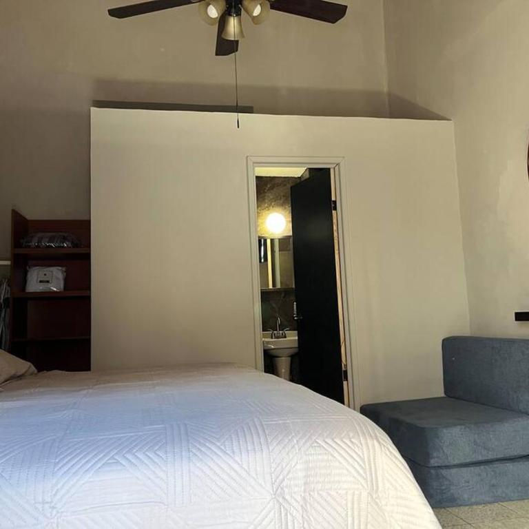 Alojamiento Suite con Aire Acondicionado y Estacionamiento ubicado a 1 cuadra del Parian en Centro Tlaquepaque Privada e Independiente - One-Bedroom Apartment - 26