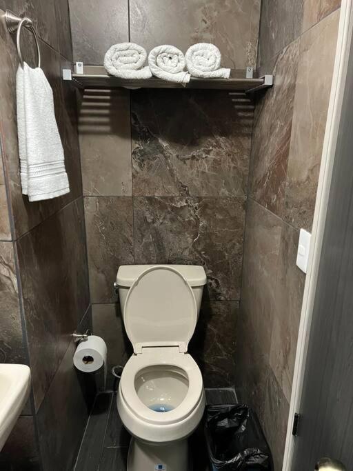 Alojamiento Suite con Aire Acondicionado y Estacionamiento ubicado a 1 cuadra del Parian en Centro Tlaquepaque Privada e Independiente - One-Bedroom Apartment - 27