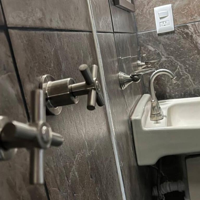 Alojamiento Suite con Aire Acondicionado y Estacionamiento ubicado a 1 cuadra del Parian en Centro Tlaquepaque Privada e Independiente - One-Bedroom Apartment - 29