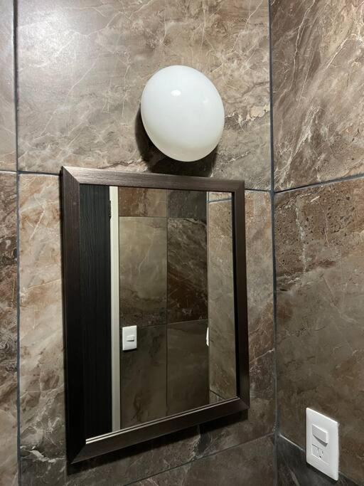 Alojamiento Suite con Aire Acondicionado y Estacionamiento ubicado a 1 cuadra del Parian en Centro Tlaquepaque Privada e Independiente - One-Bedroom Apartment - 37