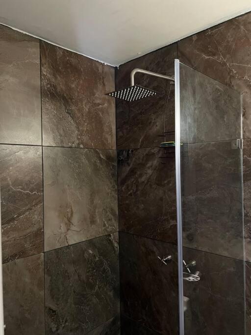 Alojamiento Suite con Aire Acondicionado y Estacionamiento ubicado a 1 cuadra del Parian en Centro Tlaquepaque Privada e Independiente - One-Bedroom Apartment - 50