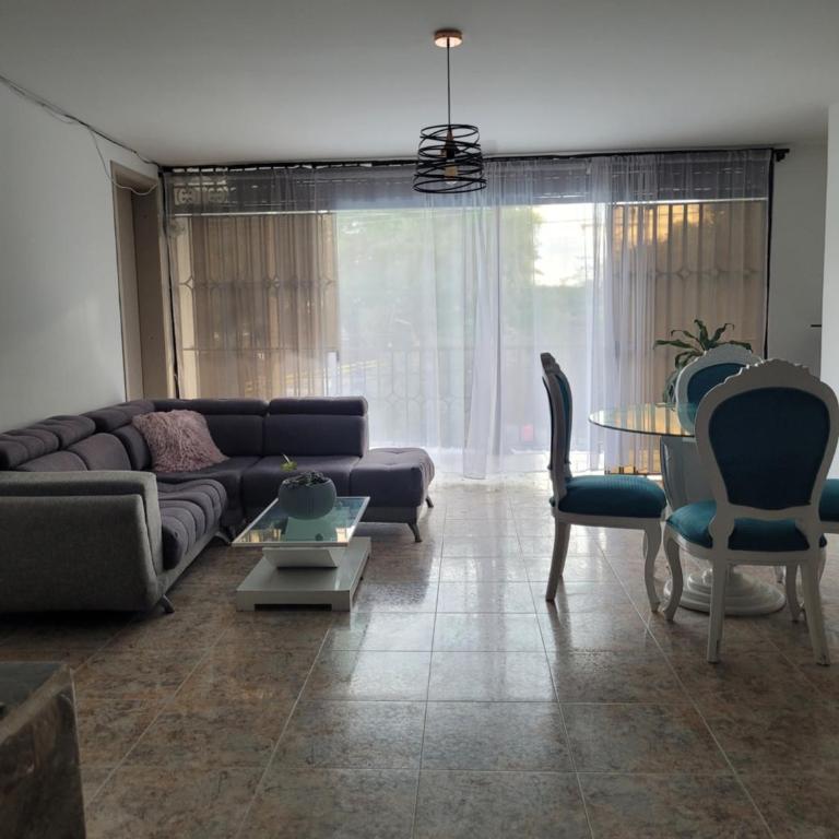 Apartamento cerca a la basílica - Three-Bedroom Apartment - 8