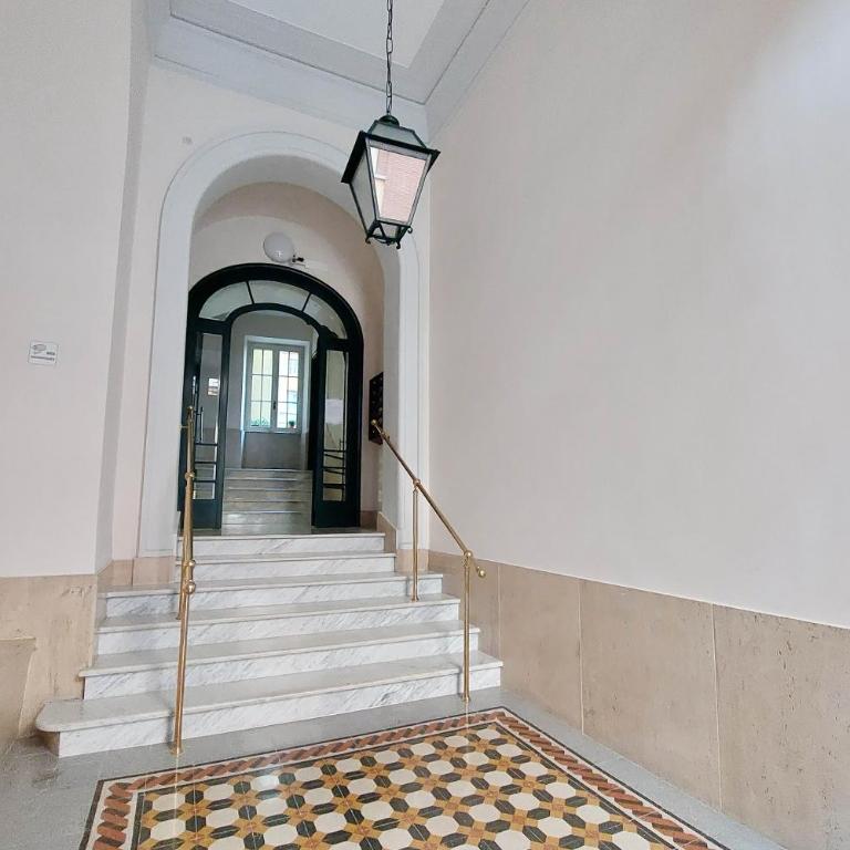 CASA GIULIANA -2 baths, 3 big bedrooms with 9 sleeps, bed-free living room with 2 sofas, efficient kitchen -Family friendly -2nd floor elevator mansion in Umbertino style -600 meters from Vatican & Ottaviano metro -Secure, quiet, wealthy, accessible area - Apartment mit 3 Schlafzimmern - 40